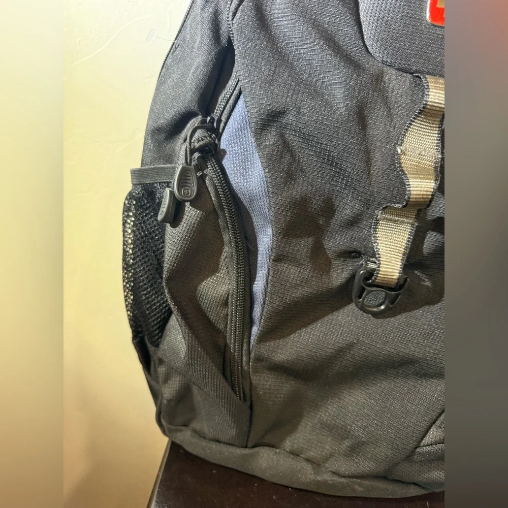 SWISS GEAR Airflow BACKPACK laptop compartment black‎ with red interior unisex